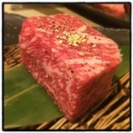 食彩和牛 しげ吉 - リブロースの熟成レアステーキ。熟成香が程良くあり、鼻を抜けるナッツ臭と、熟成された濃厚な肉の旨味が良い具合に合わさって、とても美味しかったです。