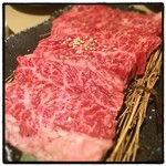食彩和牛 しげ吉 - 厚切り幻ハラミ。肉の旨味が非常に濃厚で、かつ水分量も脂の乗りも良く、噛めば噛むほどに肉ジュースが溢れ、旨味が止む事の無い、素晴らしいハラミ帯でした。