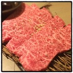 食彩和牛 しげ吉 - 上カルビとして出てきたリブ芯。素人目に見てもキメが細かく、サシが綺麗に入り、かつ肉色も良いので、素晴らしい肉質であるのが分かりました。そして、味も見た目通りに素晴らしかったのは言うまでもないでしょう