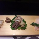 小柳寿司 - アラづくし（刺身、炙り、肝、胃袋、エラ、空気袋）　醤油、ポン酢、壱岐の柚子塩で頂きます　あらって、捨てる所がなく、どこを食べても美味しいですね　