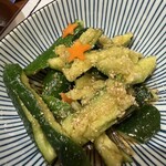 おむすび 俵 - たたききゅうりの胡麻油風味