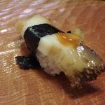 小柳寿司 - 蒸し鮑　肉厚で食感と味わいがたまりません　