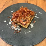 清澄白河 フジマル醸造所 - 都萬牛と牛蒡のラザニア　上にのっているカリカリもゴボウ