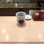 まる伊 - 店内のカウンター席の風景です