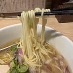 中華そば くらむ - 貝と焼きあごの中華そば(塩)、麺リフトアップ