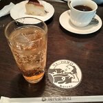 メフィストフェレス - プラムスカッシュ（手前）、サイフォン珈琲、文旦とほうじ茶のバスクチーズケーキ（奥）