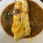 ブラウニー - ハーフアンドハーフ オムごはん(左:牛すじ肉のカレーごはん、右:牛すじ肉のブラウンソースごはん)