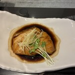 わらべ菜魚洞 - 煮付けの煮汁がギトギト。ごはんにかけると反則級の旨さ