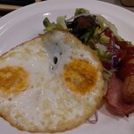 ガスト - 目玉焼き＆ベーコンソーセージモーニング