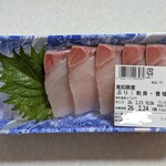 西友 - 料理写真:高知県産ぶり刺身・養殖(427円)