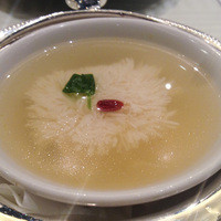 涵梅舫 銀座店 - 豆腐入りサメの唇スープ。表面に見えるひらひらは手切りの豆腐