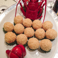 涵梅舫 銀座店 - スープ入りエビ団子唐揚げ。中にスープが入っているのでストローで飲んでから食べる