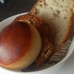 ピエール・ガニェール - パンたち  カンパーニュドライフルーツのパン、カスタードクリームのパン