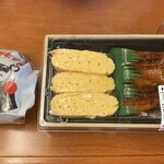 おべんとうのヒライ - 料理写真:だし香る厚焼き玉子とうな重(950円)と大きなおむすび(324円)