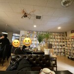 ボヘミ庵 - 店主さんのナイスセレクションな本がたくさん並ぶ店内