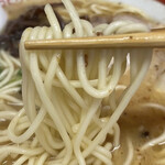 345594425 - 麺はストレートの中太麺で、やや硬めの茹で加減。濃厚な豚骨スープとマー油がしっかり絡み、噛むほどに小麦の風味も感じられます。