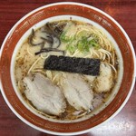 345599670 - ラーメン。スープは濃厚な豚骨ベース。表面には香ばしいマー油（焦がしにんにく油）が浮かび、ひと口目から力強い風味が広がります。具材は、チャーシュー、キクラゲ、海苔といった王道の構成。