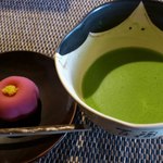 鶴屋吉信 - お抹茶と「紅梅」です。