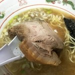 と思ったら下に隠れたでかいトロトロチャーシューが