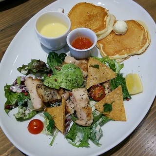 チキンシーザーサラダパンケーキ By Eiti ラナイカフェ イオンモール和歌山店 東松江 カフェ 食べログ