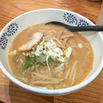 味の時計台 - 料理写真:味噌ラーメン950円。運ばれてきた瞬間に焼いた味噌のにおいが立ちのぼり、食欲をそそります