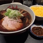 すみれ - ラー博は俺の社員食堂。  平日限定、正油ラーメソランチ！  今日は鬼飯を選択。見た目どおりの濃い醤油。ししとうの辛子醤油漬けが刺激的な鬼飯。満腹である。