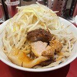 豚らーめん ミドリカワ - 麺のアップ…焼豚がトロトロ♪
