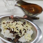 かれーの店 うどん  - 季節のプレミアムスープカレー「スーパー薬膳グレイト」(2100円税)､挽肉チーズトッピング(＋400円)＝2500円税込。