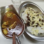 かれーの店 うどん  - スーパー薬膳グレイト､挽肉チーズトッピング。スープカレーの牡蠣をスプーンで持ち上げた。