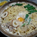まゆみの店 - 鍋焼きラーメンの具は親鳥、竹輪、青ねぎ、生卵