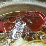 まゆみの店 - 超熱々スープは鶏がらベースの醤油味で鶏脂もたっぷり浮いてコク深い！　濃い味だけどスルスル入るんだな^^