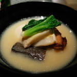 銀座 座屋 - 白味噌仕立てのお椀 トラフグの白子 鯨のコロ 海老芋 千葉県大浦牛蒡 2015.1.2x