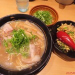 豚旨うま屋ラーメン - うま屋セット　1100円(税込)