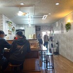 一心 - カウンターメインの店内。女性客が多いのもヘルシー
なのと、優しい店長さんのおかげ