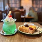 喫茶リブロン - 金魚鉢クリームソーダ（メロン）　900円 クッキートッピング　50円 ４種の彩トーストモーニング　ドリンクに＋400円