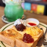 喫茶リブロン - 金魚鉢クリームソーダ（メロン）　900円 クッキートッピング　50円 ４種の彩トーストモーニング　ドリンクに＋400円