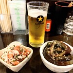 立ち呑み いっさ - 生ビール　黒ラベル、ささみ大葉の梅肉和え、茄子の煮浸し