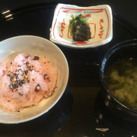 日本料理 華の縁 - 赤飯、香の物、味噌汁