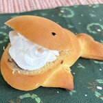 トイパン - クジラさんのチョコホイップ200円　カニパン寄りのお味です♪