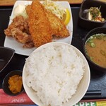 寿司と居酒屋魚民 - 880円税込。ご飯大盛り（お代わりも）無料。