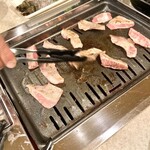 焼肉スタミナ本舗 - 肉を焼く