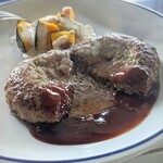 カフェ&ヤド コモ - パッカ〜ンの儀で、ダム決壊。フワフワの食感はまさに飲めるハンバーグ。食後感も軽い。