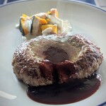 カフェ&ヤド コモ - 宮古牛のハンバーグ、
見た瞬間に、肉汁のカルデラ湖や〜〜っ！