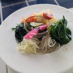 カフェ&ヤド コモ - 逆サイドからもパチリ。パパイヤ、カリフラワー、大根、モロヘイヤ、赤カブ、モズク、キュウリ、冬瓜、トマト、人参、ほうれん草…