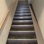 345699119 - 階段で２階に上がります