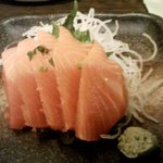 手作り味噌と全国の純米酒　暁 - 「サーモン刺」。厚みはある。まあまあですかな。