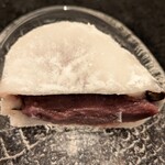 虎ノ門 岡埜榮泉 - 豆は少なく、甘い“こし餡”が主役の大型大福。