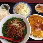 日替わりランチ　700円　台湾ラーメン+カニ玉