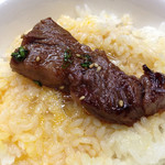 みょうが屋 - 宮崎牛ハラミをタレたっぷりつけて、卵かけご飯でいただきます。最高！