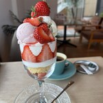 KAH cafe - 苺のパフェと珈琲